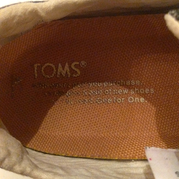 Toms woman's size 7 sneakers. - Picture 6 of 7
